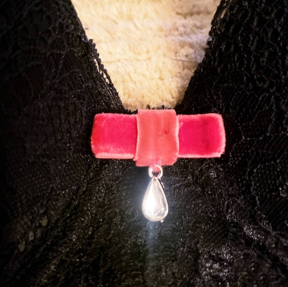 Marilyn Monroe    Black Lace w Pink Velvet Bra - Picture 6 of 8